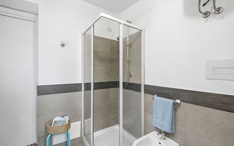 La Casa dei Nonni: Sol, Sol, Design Intérieur, Pièce, Plafond, Luminaire Plomberie, Appartement, Évier, Robinet, Plomberie