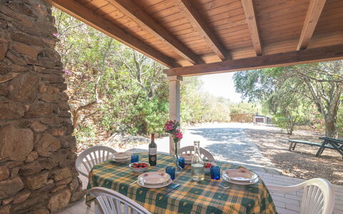 La Casa dei Nonni: Table, Meubles, Propriété, Plante, Chaise, Arbre, Ombre, Bois, Éclairage, Mobilier De Jardin