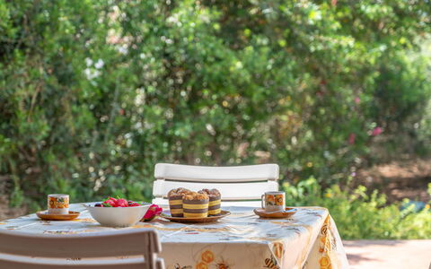 La Casa dei Nonni: Table, Vaisselle, Meubles, Aliments, Plante, Vaisselle, Drinkware, Nappe De Table, Serveware, Coupe