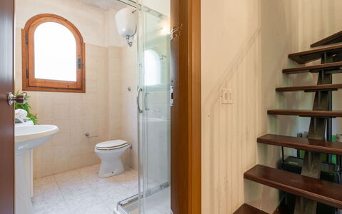 Approdo: Propriété, Luminaire Plomberie, Évier, Fenêtre, Salle De Bains, Design Intérieur, Bâtiment, Architecture, Bois