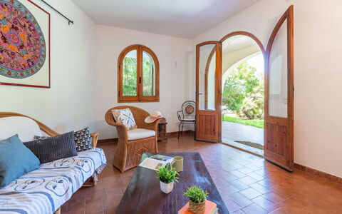 Approdo: Meubles, Table, Propriété, Fenêtre, Canapé, Bâtiment, Plante, Bleu Azur, Plante D'Appartement, Bois