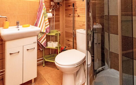 Zacisze Bałtyku: Siège De Toilette, Toilette, Luminaire Plomberie, Lavabo, Salle De Bains, Bois, Design Intérieur, Sol, Évier, Sol
