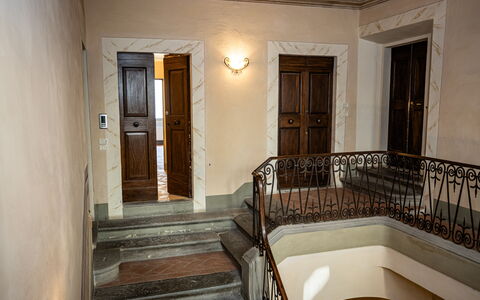 Appartamento Vagnucci: Propriété, Cadre, Bois, Bâtiment, Porte, Éclairage, Design Intérieur, Fenêtre, Architecture
