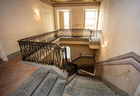 Appartamento Vagnucci: Propriété, Escaliers, Bois, Design Intérieur, Bâtiment, Sol, Fenêtre, Sol, Balustre