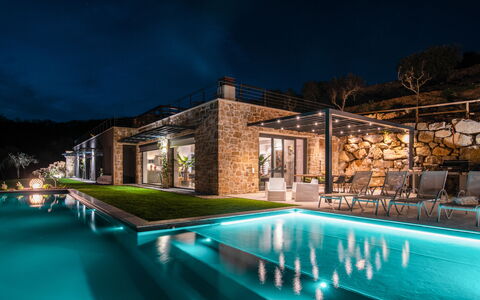 Villa Paradise: L'Eau, Propriété, Piscine, Ciel, Bleu Azur, Plante, Bâtiment, Architecture, Arbre, Loisir