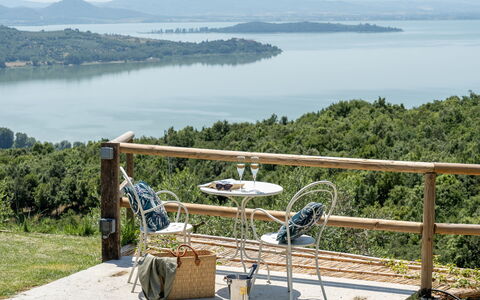 Villa Paradise: L'Eau, Ciel, Plante, Lac, Montagne, Mobilier De Jardin, Chaise, Table, Arbre, Loisir