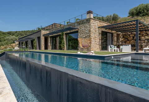 Villa Paradise: L'Eau, Ciel, Propriété, Bleu Azur, Plan D'Eau, Bâtiment, Plante, Piscine, Loisir, Arbre