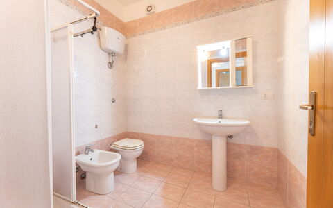 Apartment Balcony Sea View - Gallipoli: Miroir, Évier, Propriété, Robinet, Luminaire Plomberie, Lavabo, Salle De Bains, Violet, Design Intérieur