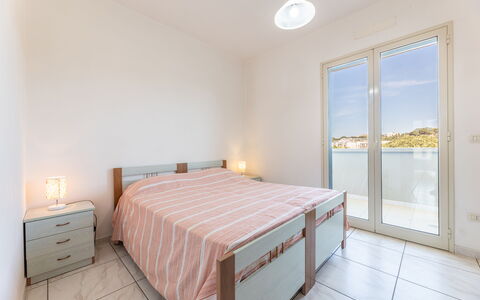 Apartment Balcony Sea View - Gallipoli: Bâtiment, Meubles, Propriété, Confort, Cabinetry, Bois, Cadre De Lit, Design Intérieur, Lit