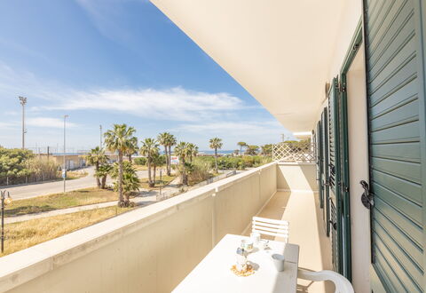 Apartment Balcony Sea View - Gallipoli: Ciel, Nuage, Propriété, Plante, Bâtiment, Ombre, Arbre, Maison, Immobilier, Arecales