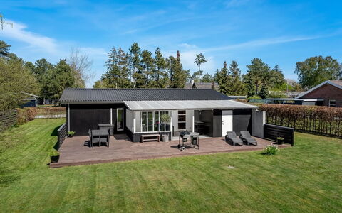 Ansine - 500M from the Sea: Maison, Domicile, Zone Résidentielle, Chalet, Siding, Biens, Allée, Cour