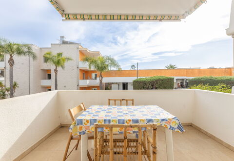 Apartment Living In Baia Verde - Gallipoli: Ciel, Table, Nuage, Propriété, Bâtiment, Bleu Azur, Chaise, Ombre, Design Intérieur, Architecture