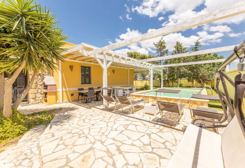 Villetta Estiva With Private Pool Gallipoli: Ciel, Nuage, Bâtiment, Plante, Piscine, Maison, Mobilier De Jardin, Arbre, Chaise, Ombre