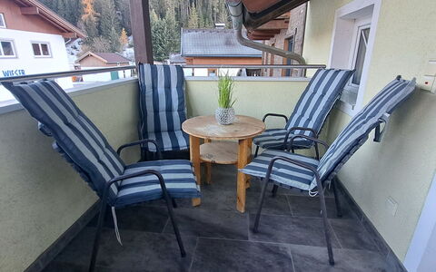 Hollersbach im Pinzgau 14: Meubles, Bâtiment, Plante, Bois, Chaise, Design Intérieur, Ombre, Mobilier De Jardin, Porche, Fenêtre