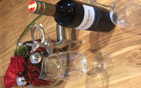 Hollersbach im Pinzgau 14: Bouteille, Drinkware, Vaisselle, Bar, Du Vin, Verres À Pied, Table, Verre De Vin, Bouteille En Verre, Boisson Alcoolisée