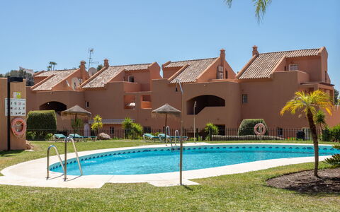 Los Lagos de Santa Maria: L'Eau, Plante, Ciel, Bâtiment, Piscine, Maison, Ombre, Fenêtre, Arbre, Plan D'Eau