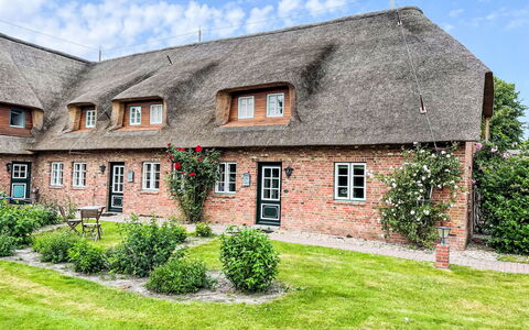 Laerchenshus: Plante, Ciel, Bâtiment, Fenêtre, Nuage, Maison, Herbe, Arbre, Chalet, Porte