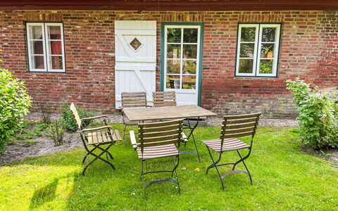 Laerchenshus: Plante, Table, Propriété, Fenêtre, Meubles, Bâtiment, Bois, Feuille, Chaise, Tableau De Plein Air