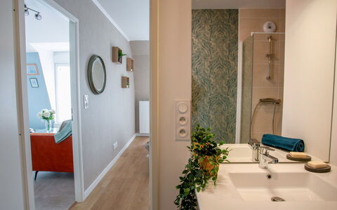 Côté Port: Miroir, Plante, Luminaire Plomberie, Robinet, Bâtiment, Propriété, Évier, Lavabo, Plante D'Appartement, Salle De Bains