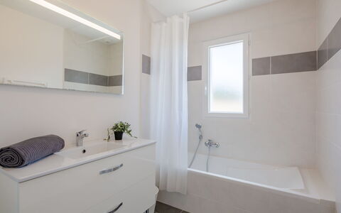 Villa de Stephanie: Baignoire, Propriété, Luminaire Plomberie, Cabinetry, Miroir, Armoire De Toilette, Salle De Bains, Robinet, Fenêtre, Design Intérieur