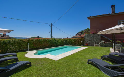 Nide: Ciel, Plante, Piscine, Bâtiment, Ombre, Mobilier De Jardin, Herbe, Rectangle, Loisir, Paysage