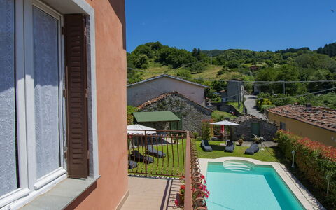 Nide: Plante, Bâtiment, Propriété, Fenêtre, Ciel, Arbre, L'Eau, Piscine, Ombre, Chalet