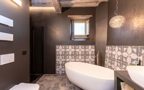 Oasi di Benessere Bio: Baignoire, Propriété, Luminaire Plomberie, Salle De Bains, Design Intérieur, Bois, Architecture, Sol, Robinet, Sol