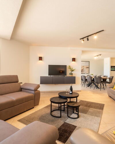 Aqua Vista with Parking and Seaview