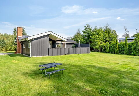 Elnur - from the Sea: Herbe, Maison, Architecture, Domicile, Arbuste, Toit, Lot Terre, Chalet, Jardin, Pelouse