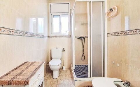 Panoramic: Luminaire Plomberie, Propriété, Lavabo, Robinet, Bâtiment, Salle De Bains, Fenêtre, Toilette, Évier, Design Intérieur