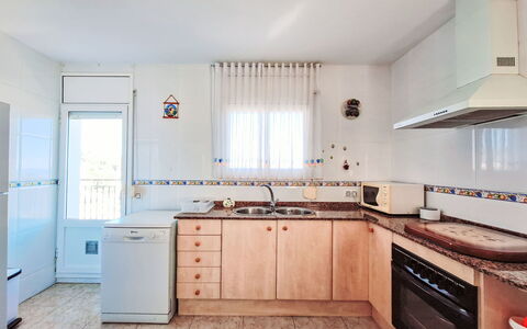 Panoramic: Cabinetry, Comptoir, Fenêtre, Évier, Bois, Éclairage, Cuisine, Tiroir, Evier, Design Intérieur