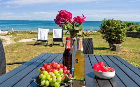 Silke - 10M from the Sea: Meubles, Design Intérieur, Sol, Sol, Plafond, Pièce, Chaise, Table, Appartement, Table Cuisine Et Salle A Manger