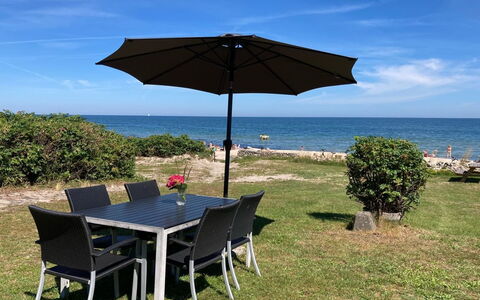 Silke - 10M from the Sea: Meubles, Design Intérieur, Sol, Sol, Plafond, Pièce, Chaise, Table, Appartement, Table Cuisine Et Salle A Manger