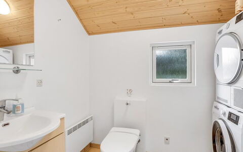 Dorde - 600M from the Sea: Sol, Design Intérieur, Sol, Luminaire Plomberie, Bois, Plafond, Évier, Salle De Bains, Robinet, Lavabo