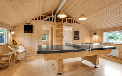Dorde - 600M from the Sea: Toit, Maison, Domicile, Chalet, Porte, Siding, Plate-Forme, Porche, Planche, Dur