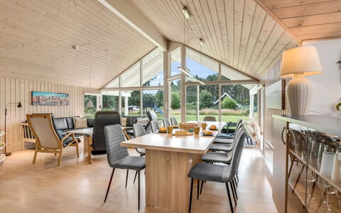 Dorde - 600M from the Sea: Toit, Maison, Domicile, Chalet, Porte, Siding, Plate-Forme, Porche, Planche, Dur