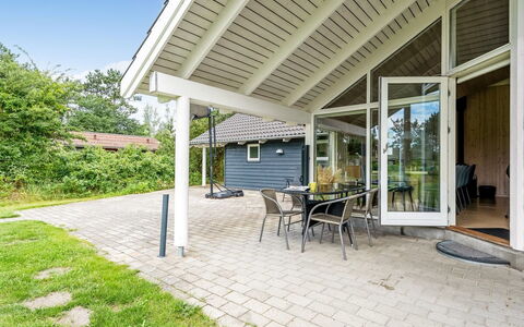 Dorde - 600M from the Sea: Toit, Maison, Domicile, Chalet, Porte, Siding, Plate-Forme, Porche, Planche, Dur