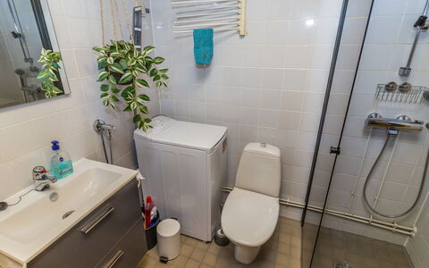 Rukaköngäs 27: Siège De Toilette, Toilette, Salle De Bains, Luminaire Plomberie, Sol, Évier, Sol, Lavabo, Design Intérieur, Plomberie