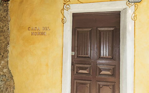Alberto: Marron, Porte, Bois, Rectangle, Jaune, Accueil Porte, Bâtiment, Peindre