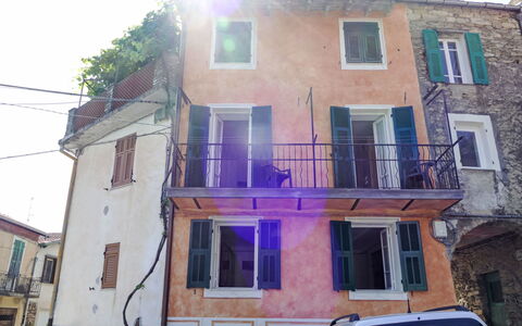 Alberto: Voiture, Fenêtre, Bâtiment, Véhicule, Véhicule À Moteur, Automotive Exterieur, Zone Résidentielle, Immobilier, Façade