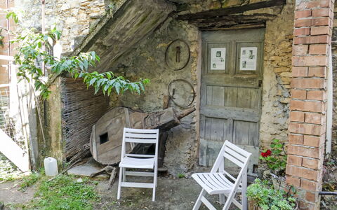 Alberto: Plante, Propriété, Meubles, Bâtiment, Chaise, Pot De Fleur, Bois, Porte, Fenêtre, Herbe