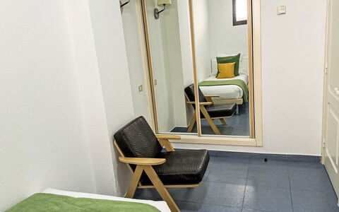 Playa del Cura 3: Bâtiment, Confort, Porte, Chaise, Bois, Sol, Sol, Dur, Accoudoir