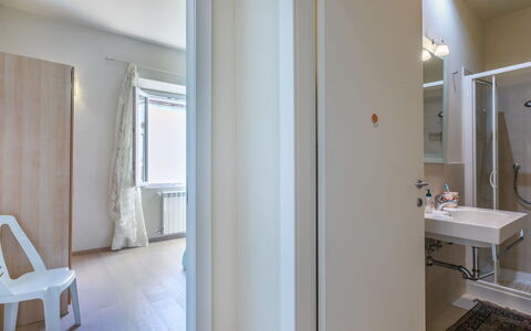 Maria: Miroir, Robinet, Évier, Bâtiment, Luminaire Plomberie, Bois, Fenêtre, Salle De Bains, Lavabo