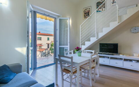 Maria: Table, Meubles, Propriété, Canapé, Cabinetry, Bleu, Plante D'Appartement, Comptoir, Bâtiment, Design Intérieur