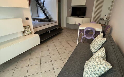 Bell'aria Apartment: Propriété, Bâtiment, Confort, Éclairage, Bois, Design Intérieur, Architecture, Lampe, Sol, Sol