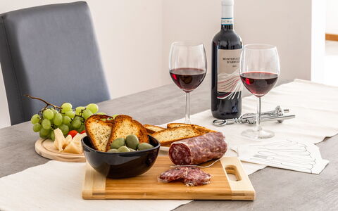 Fano Suite Apartment: Aliments, Vaisselle, Verres À Pied, Table, Du Vin, Verre De Vin, Assiette, Bouteille, Drinkware