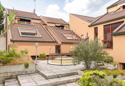 Fano Suite Apartment: Plante, Ciel, Bâtiment, Propriété, Fenêtre, Nuage, Maison, Lot Terre, Architecture, Design Urbain