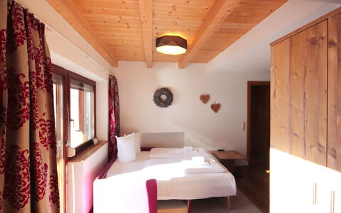 See 101: Bois, Design Intérieur, Sol, Sol, Plafond, Meubles, Pièce, Tache De Bois, Chambre, Lit