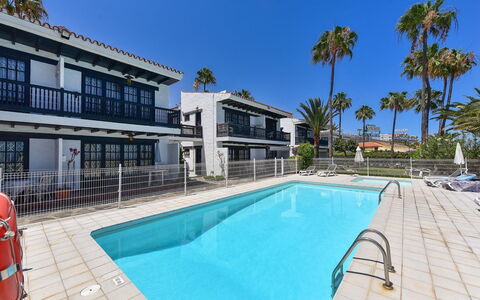 Ocean Views Arpones 16: L'Eau, Ciel, Plante, Piscine, Bâtiment, Bleu Azur, Arbre, Loisir, Plan D'Eau, Condominium