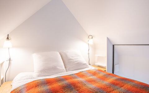 Dolce Vita Duplex: Propriété, Bois, Confort, Textile, Orange, Design Intérieur, Sol, Sol, Lampe